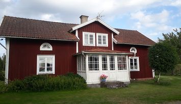 Charmigt hus nära lantgård,vedeldad bastu vid sjön