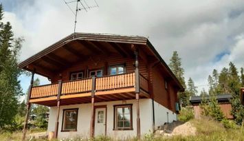 Fjällstuga med skidbod