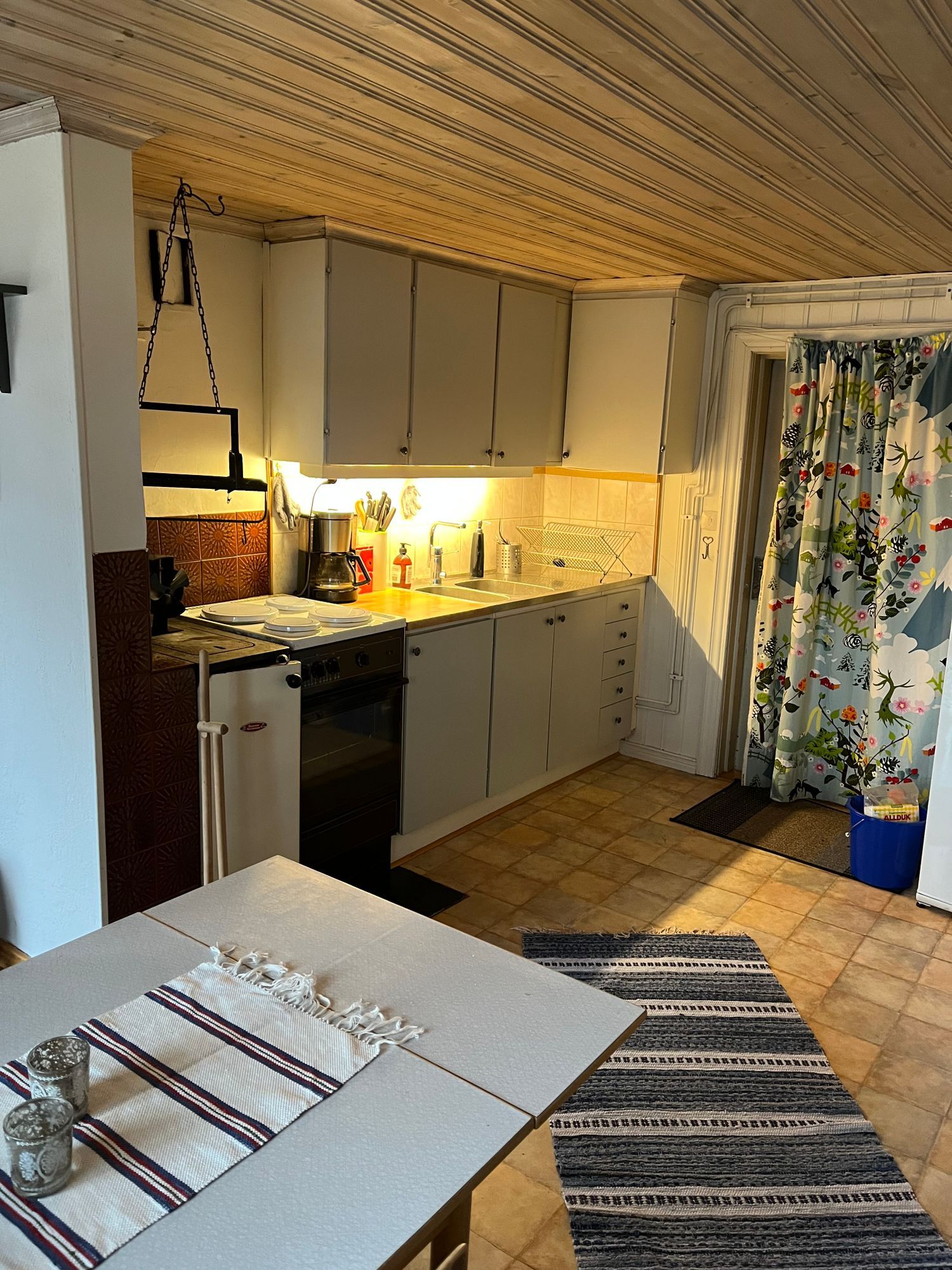 Stuga vid vattnet med egen bastu – bild 15 av 17