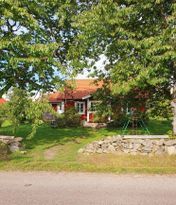 Haus auf dem Bauernhof mitten im Glasreich