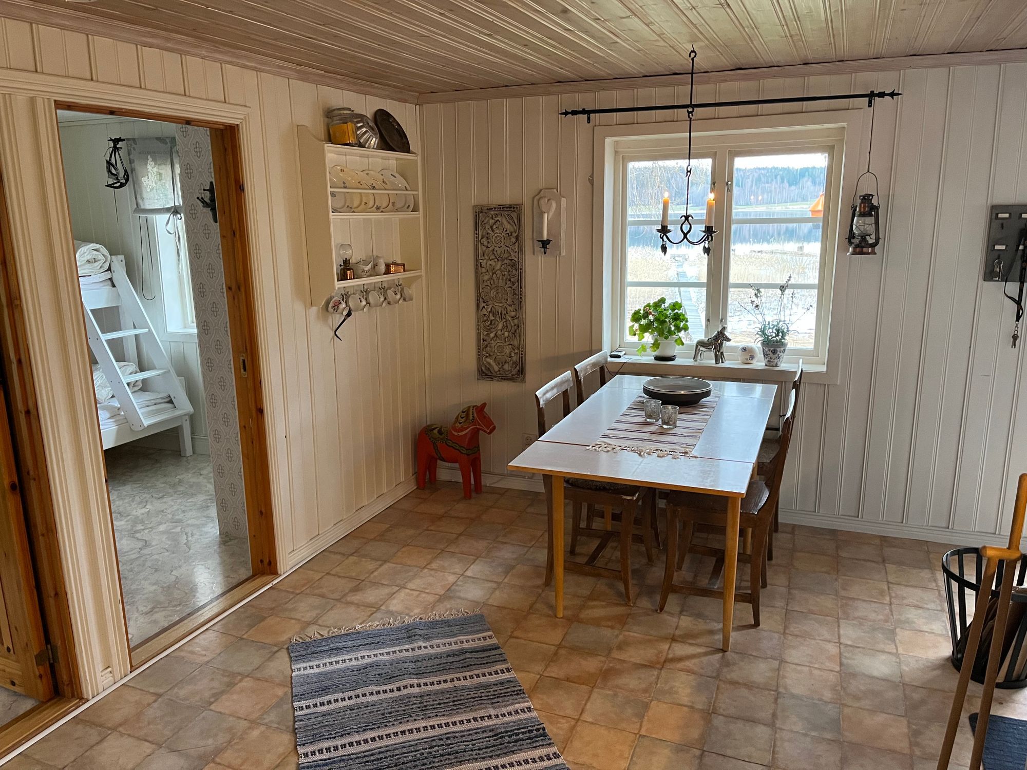 Stuga vid vattnet med egen bastu – bild 16 av 17