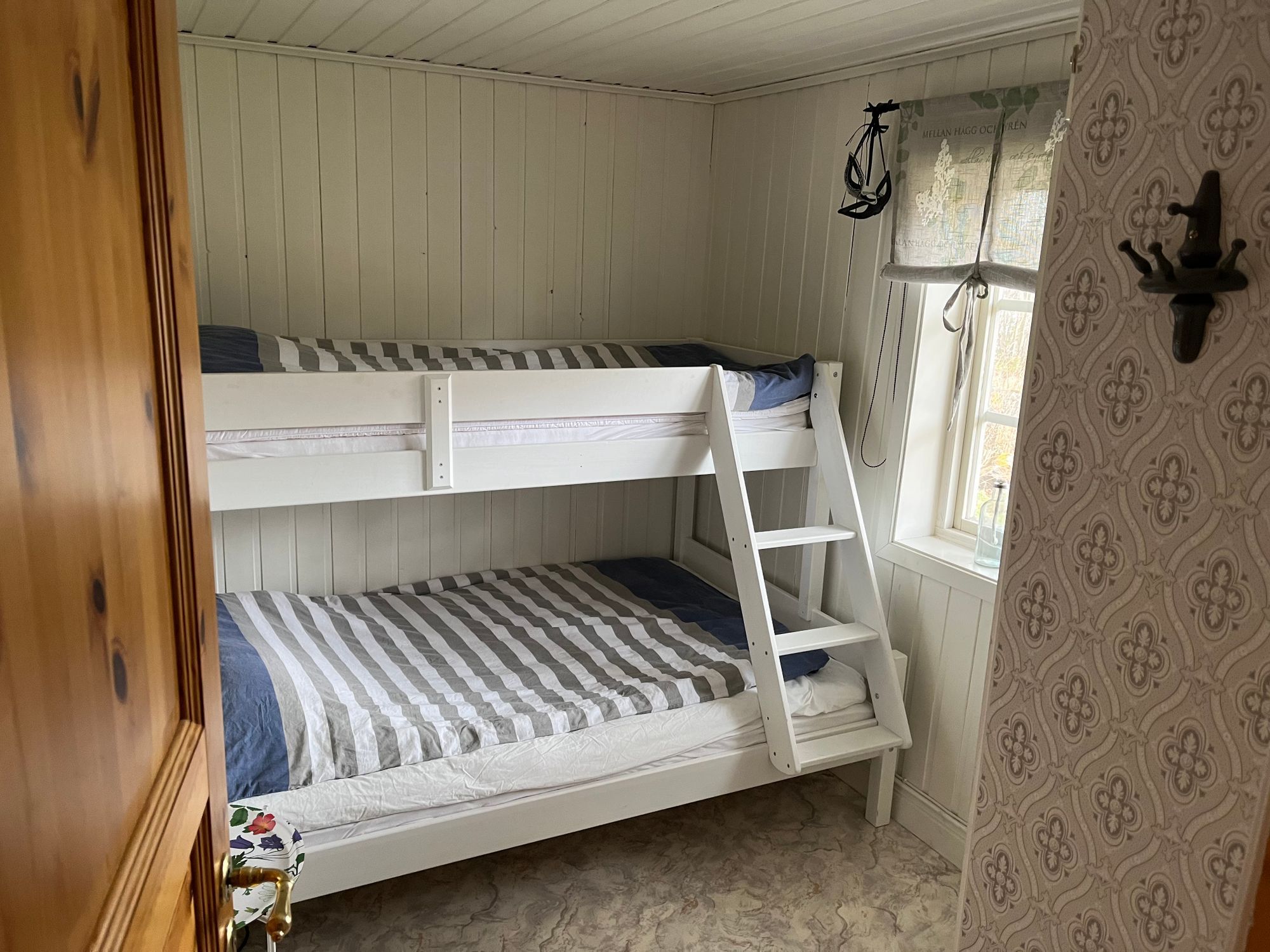 Stuga vid vattnet med egen bastu – bild 13 av 17