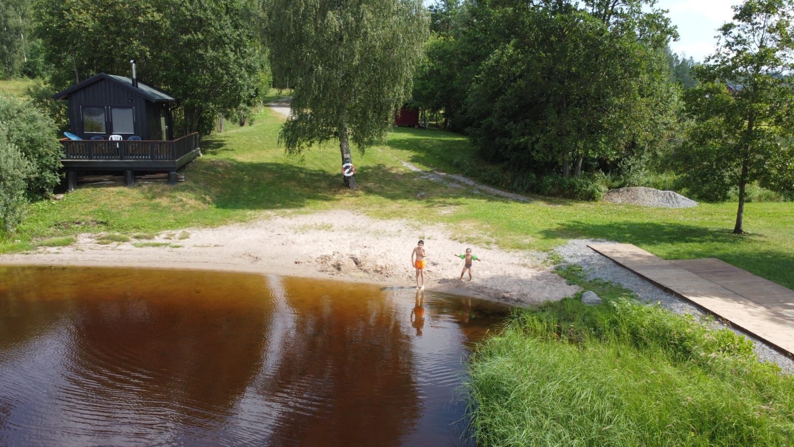 Åretrunt stuga med vedeldad bastu nära strand – bild 13 av 24