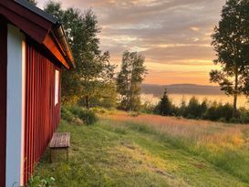 Stuga i Tiveden med sjöutsikt över Unden