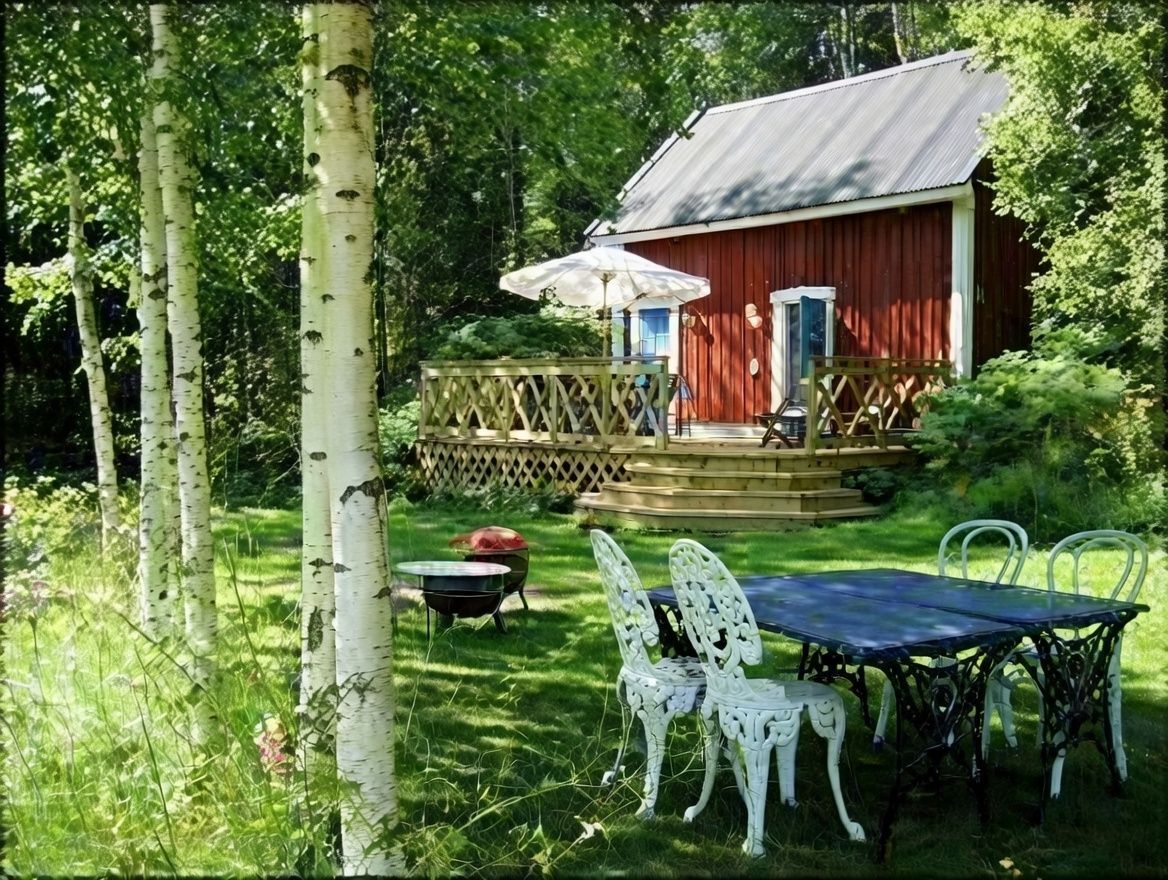 Blomkulla mysig lantstuga med båt