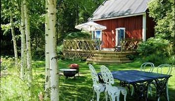 Blomkulla mysig lantstuga med båt