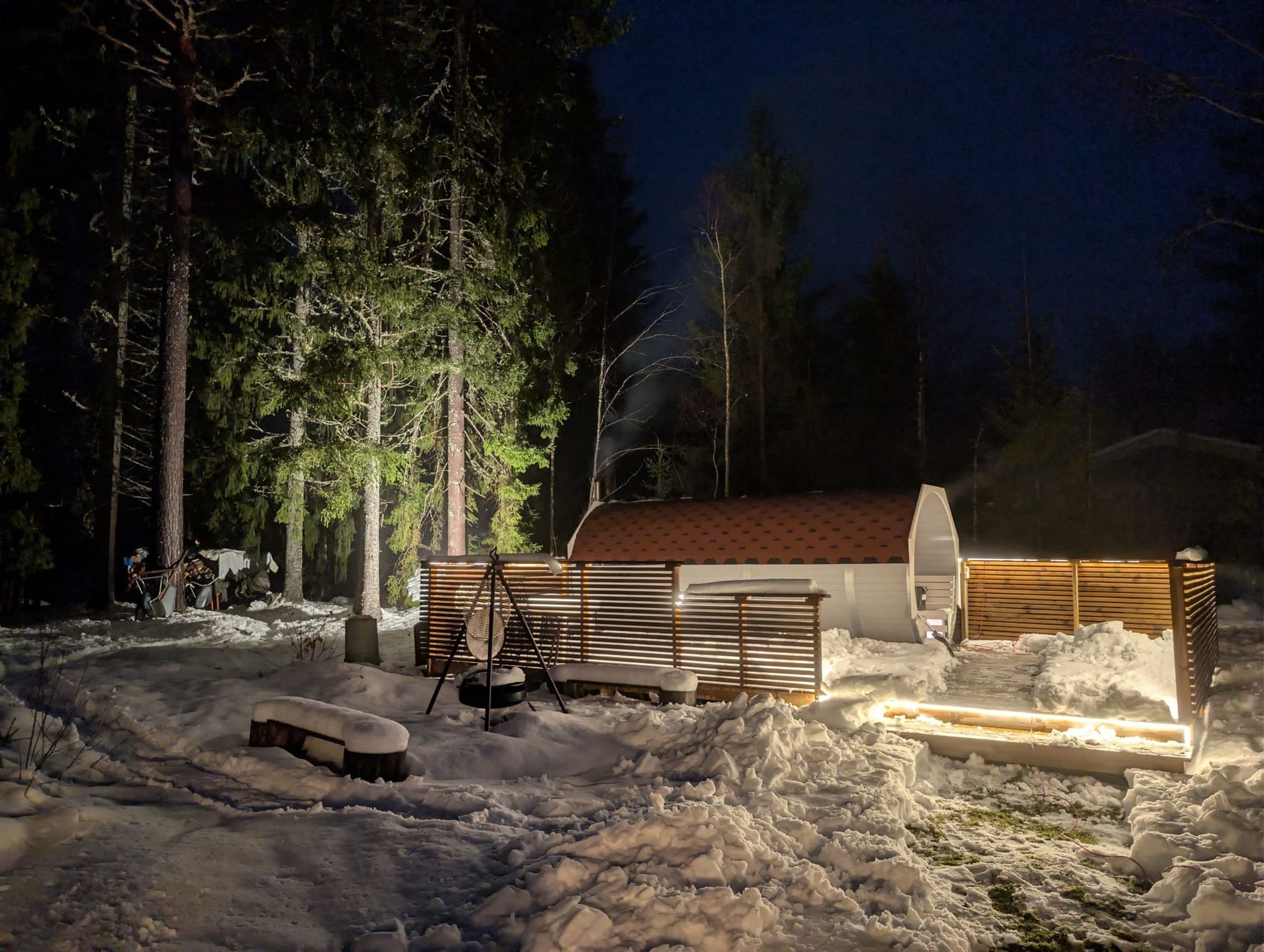 Åretrunt stuga med vedeldad bastu nära strand – bild 6 av 24