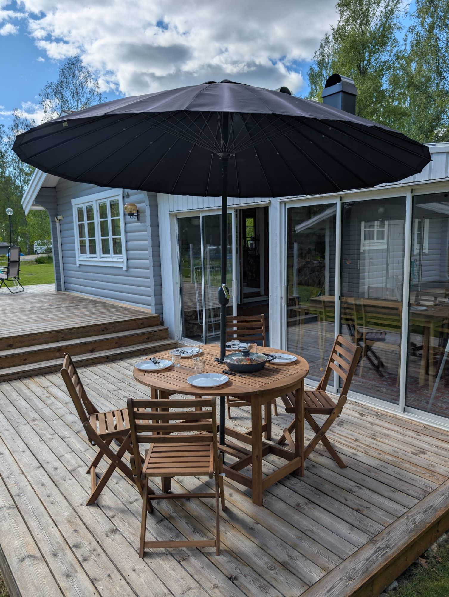 Åretrunt stuga med vedeldad bastu nära strand – bild 3 av 24
