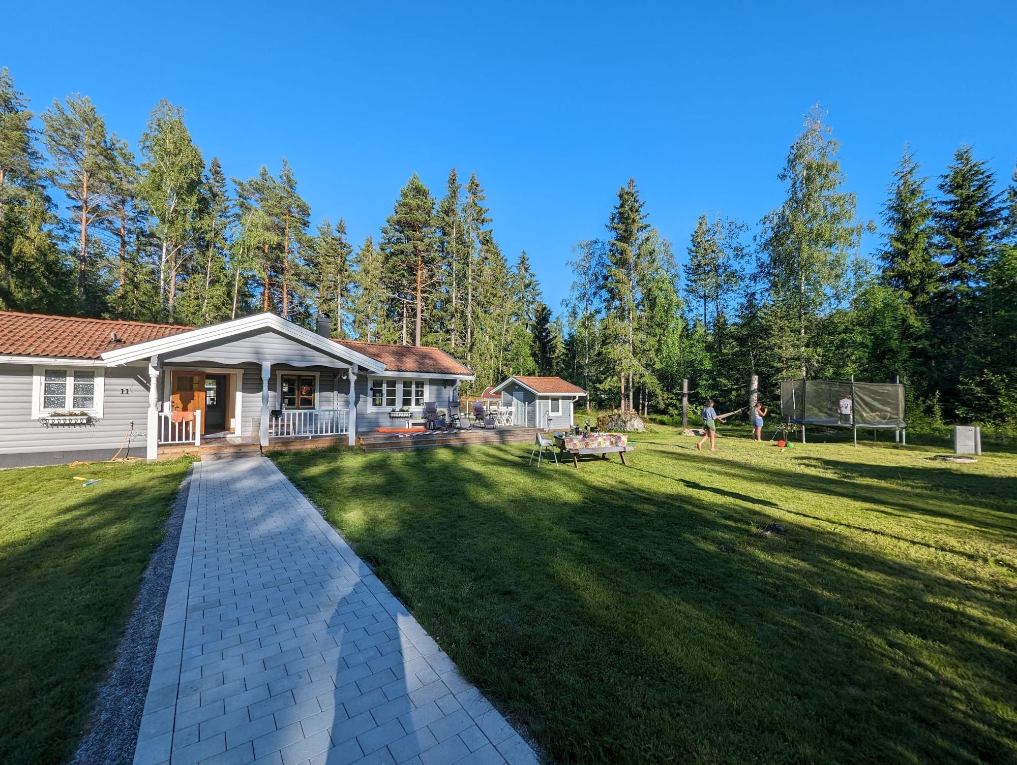 Åretrunt stuga med vedeldad bastu nära strand