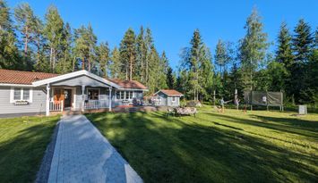 Åretrunt stuga med vedeldad bastu nära strand