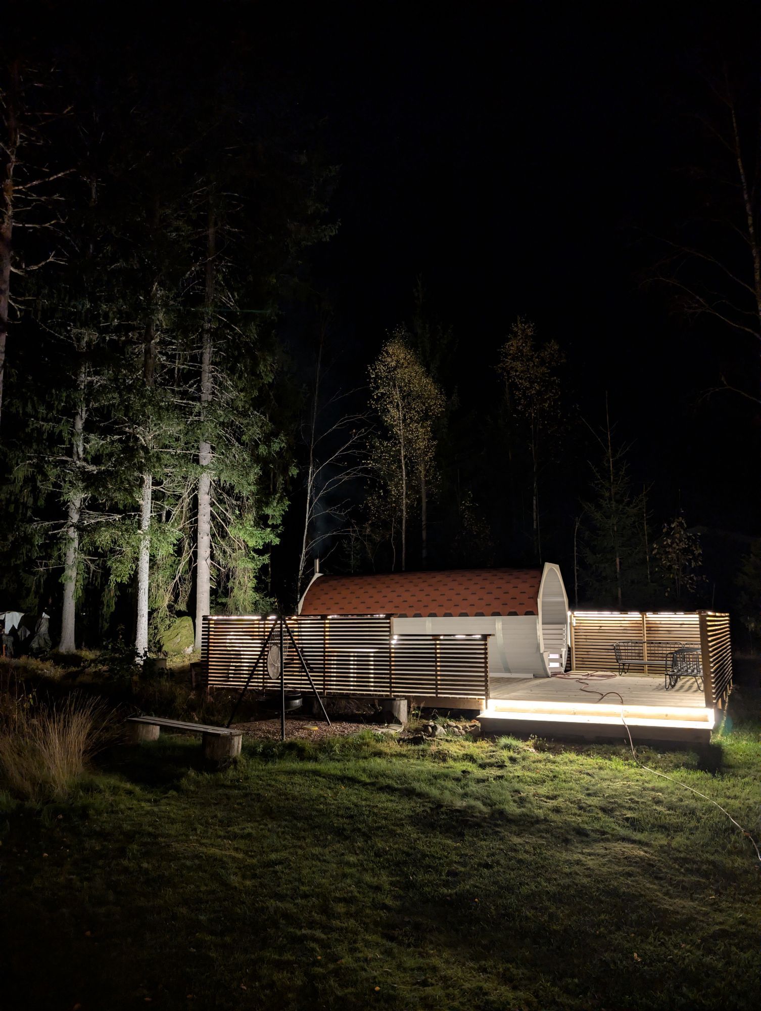 Åretrunt stuga med vedeldad bastu nära strand – bild 12 av 24