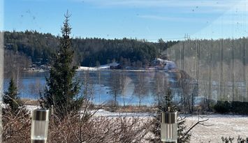Charmig villa med sjöutsikt och enskilt läge