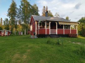 Stuga 70m från sjö med stor tomt