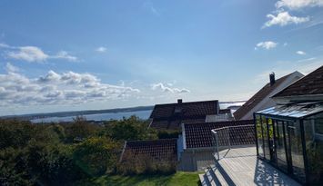 Rymligt hus med havsutsikt nära Lysekils centrum
