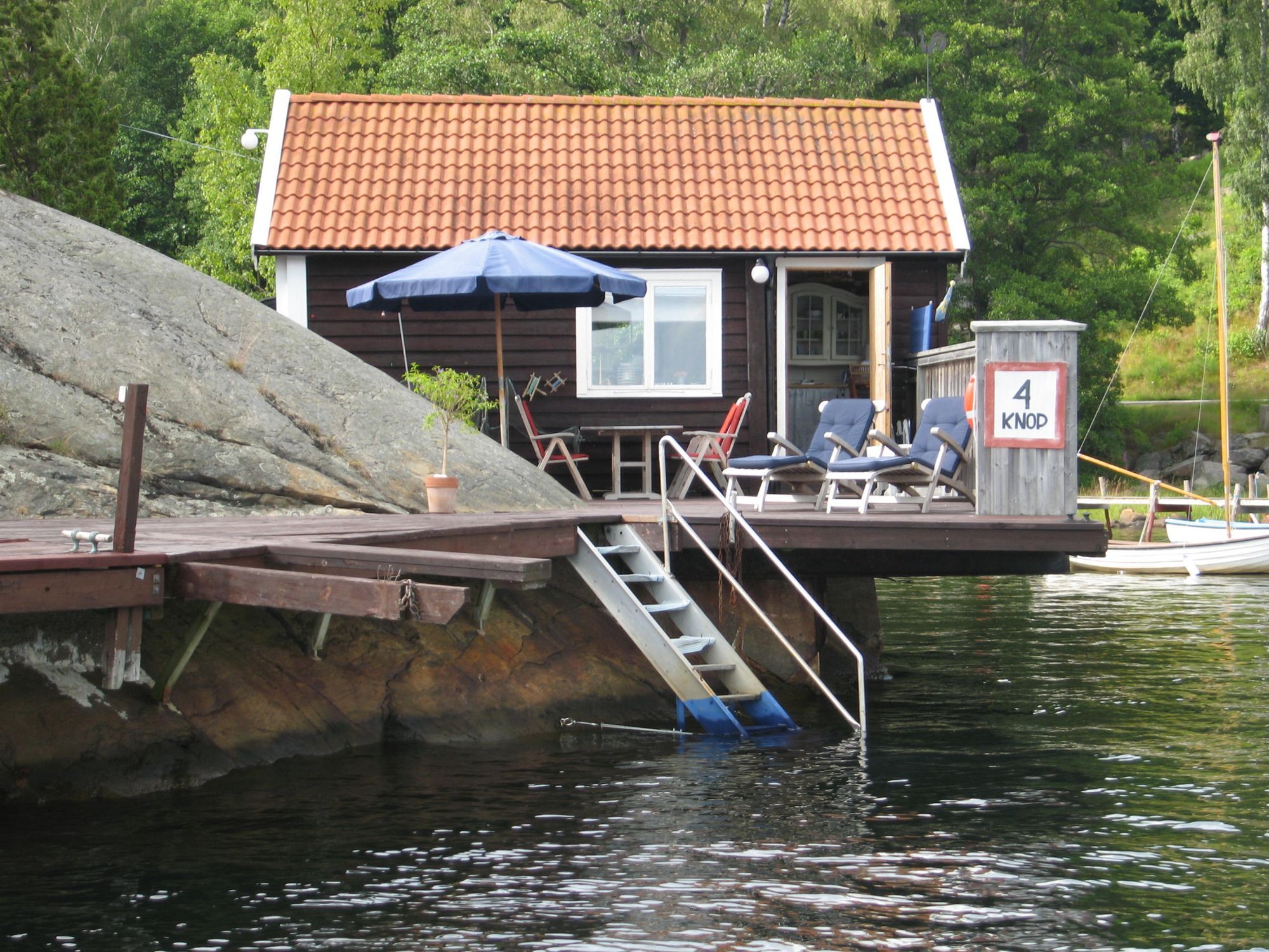 Charmig sjöstuga med eget bryggdäck - unikt läge!