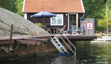 Charmig sjöstuga med eget bryggdäck - unikt läge!