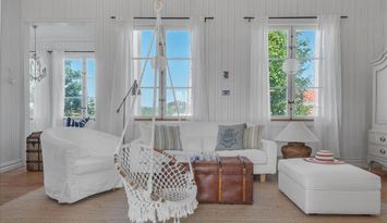 Rymligt sekelskifteshus vid havet