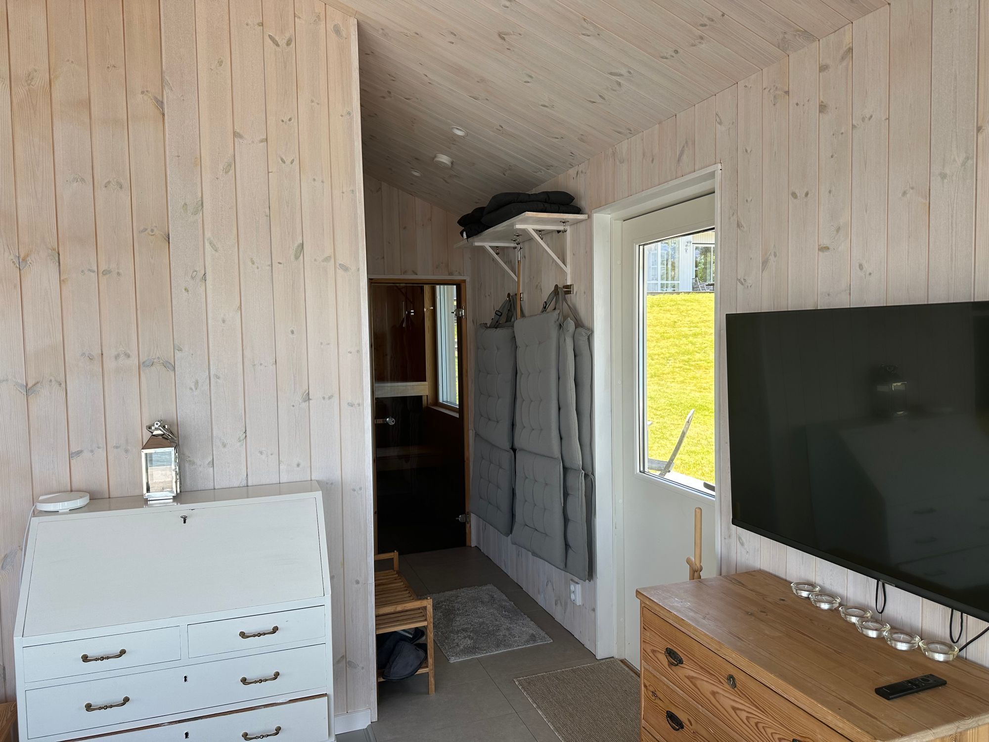 Boende precis vid strandkanten på Resarö – bild 18 av 19