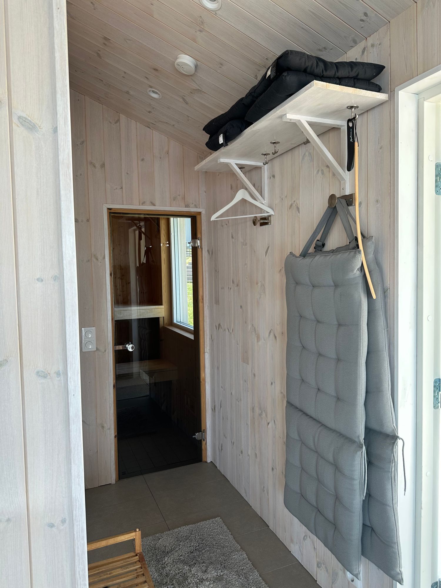 Boende precis vid strandkanten på Resarö – bild 16 av 19