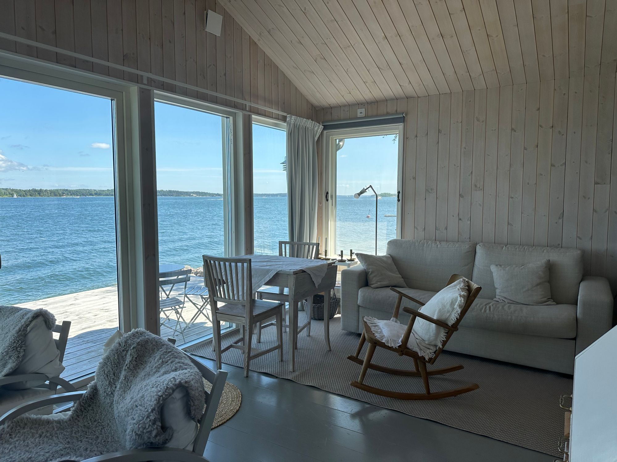Boende precis vid strandkanten på Resarö – bild 2 av 19