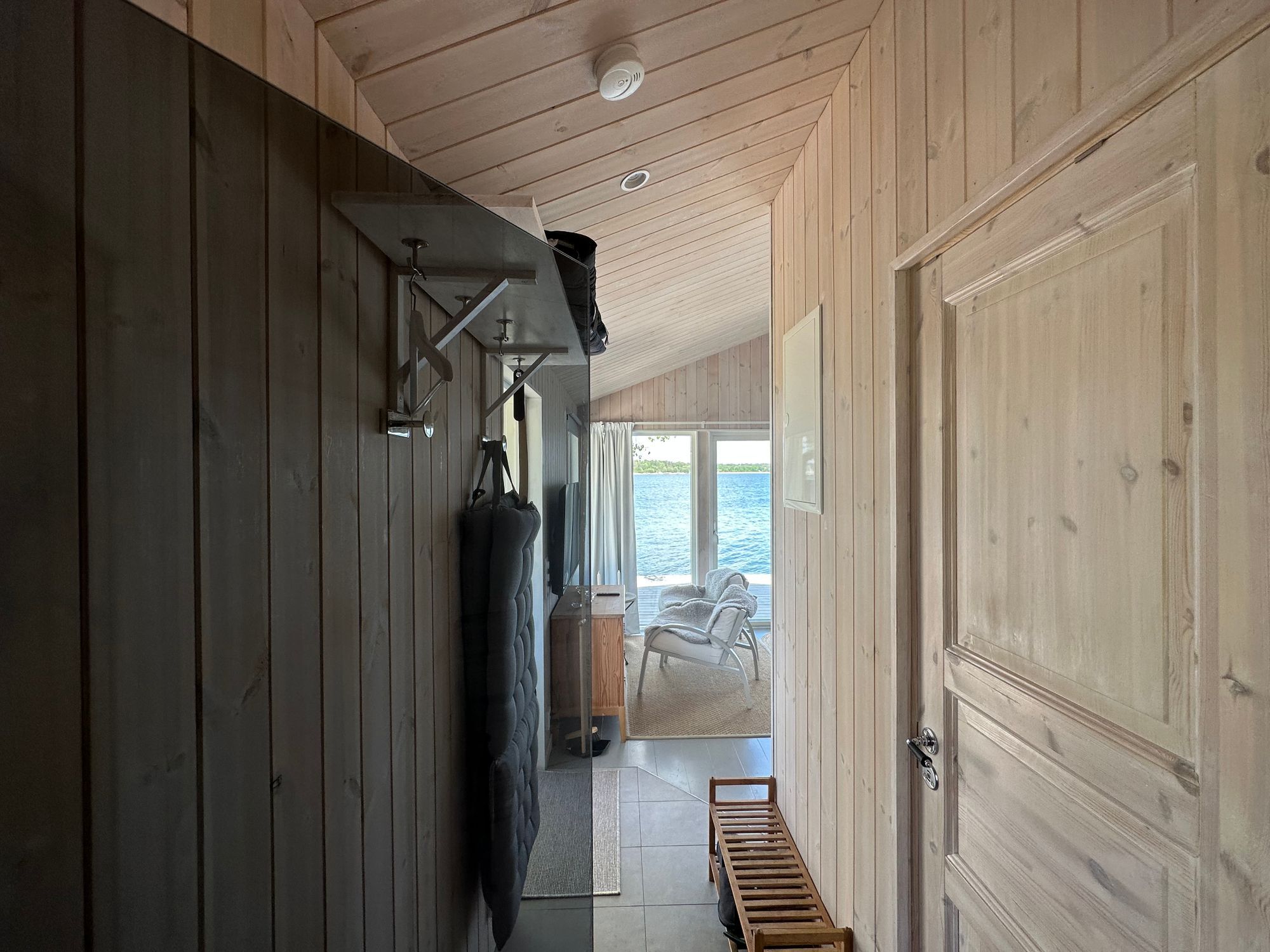 Boende precis vid strandkanten på Resarö – bild 15 av 19