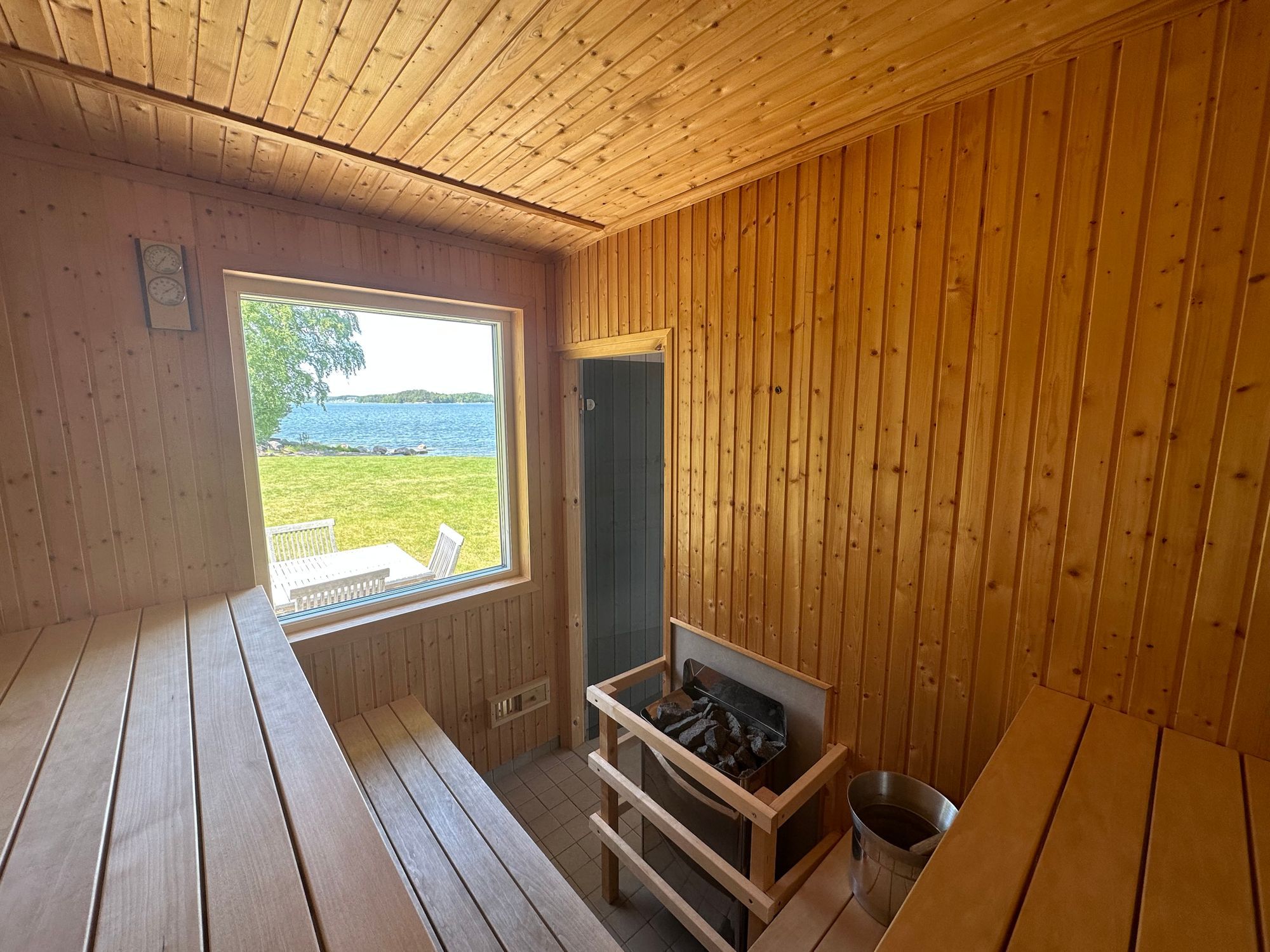 Boende precis vid strandkanten på Resarö – bild 5 av 19