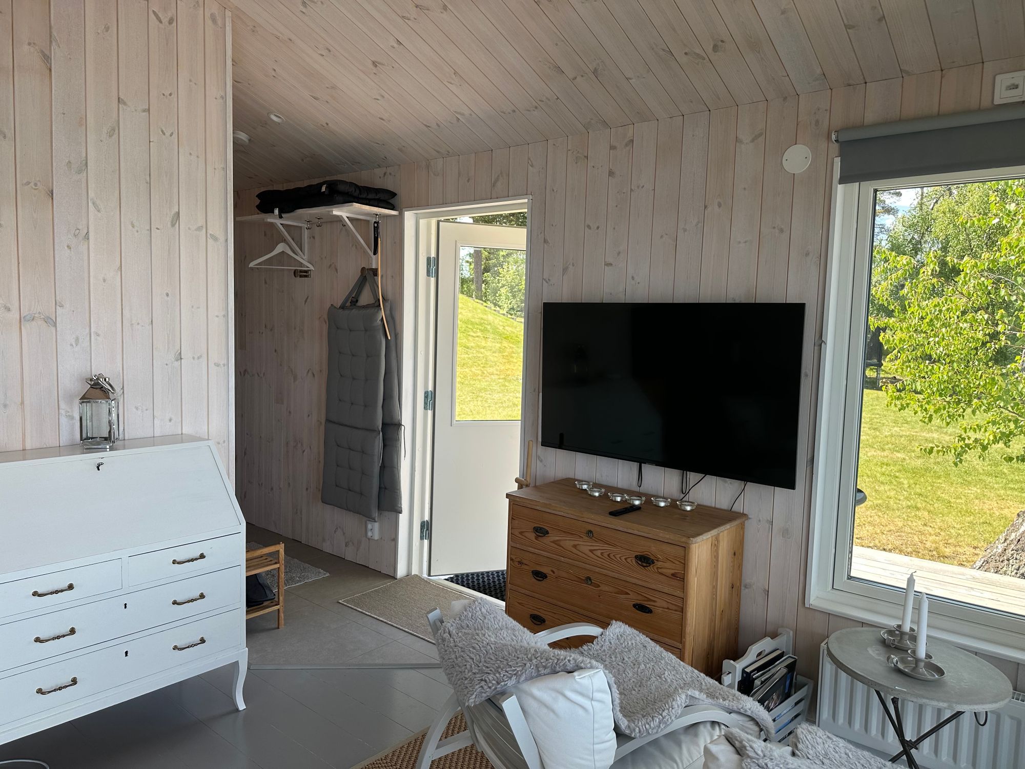 Boende precis vid strandkanten på Resarö – bild 7 av 19