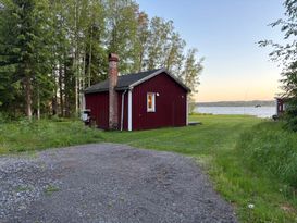 Stuga med sjöläge och bastu