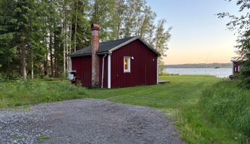 Stuga med sjöläge och bastu
