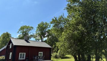 Sjönära stuga i herrgårdsmiljö med egen strand