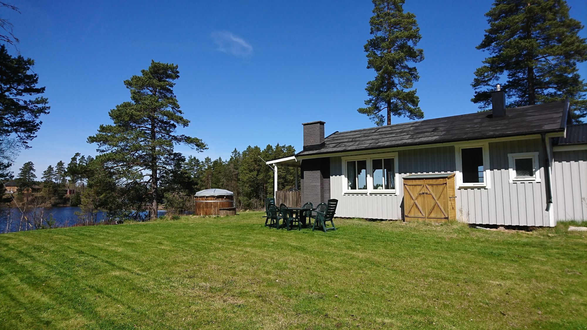 Härlig stuga med sjötomt och ostört läge – bild 24 av 24