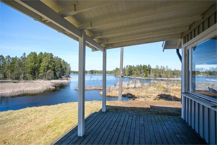 Härlig stuga med sjötomt och ostört läge – bild 9 av 24