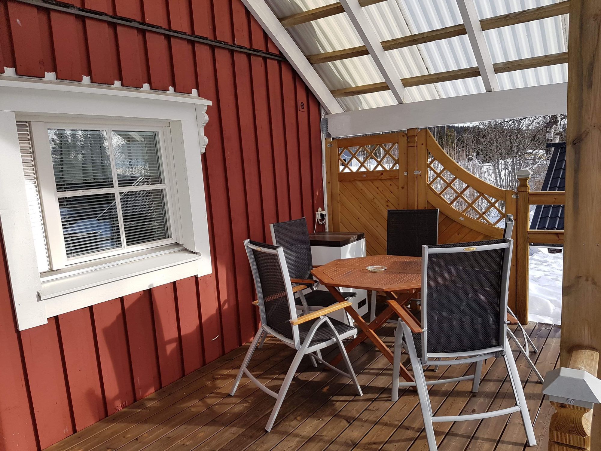 Stuga i klippen – bild 3 av 5