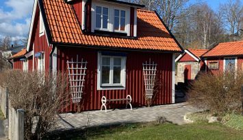 Charmig stuga nära skog och hav i Nättraby