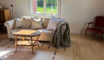 Charmiga stuga med tillgång till egen brygga