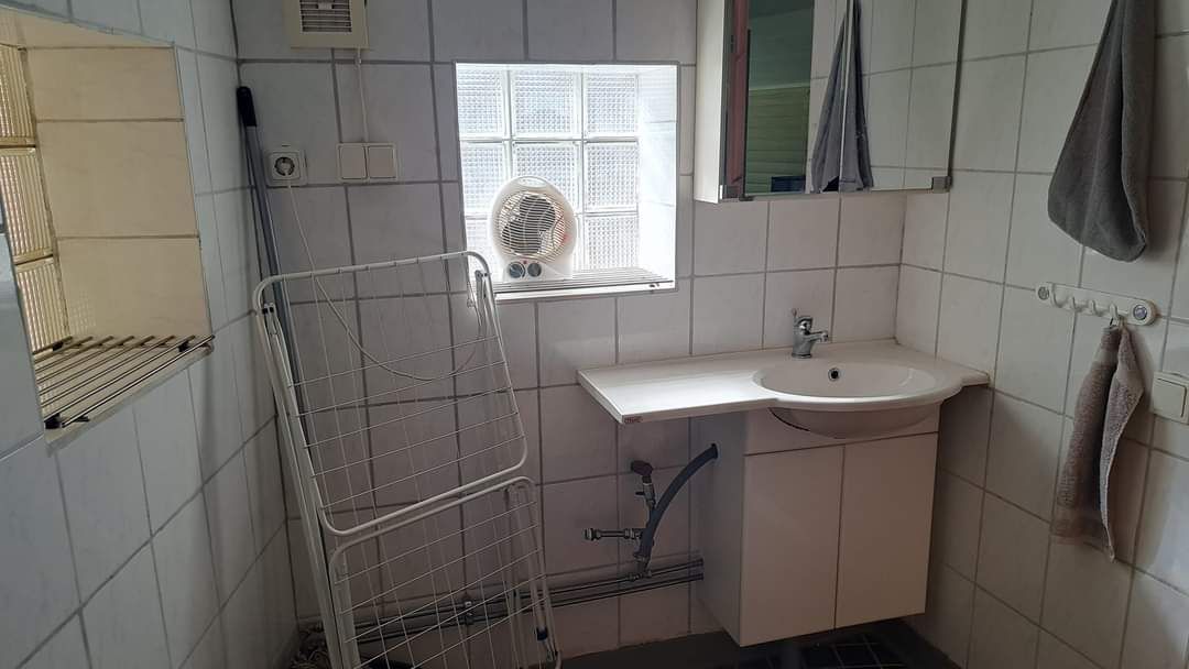 Stuga i naturskön bokskog med pool och nära kust – bild 7 av 10