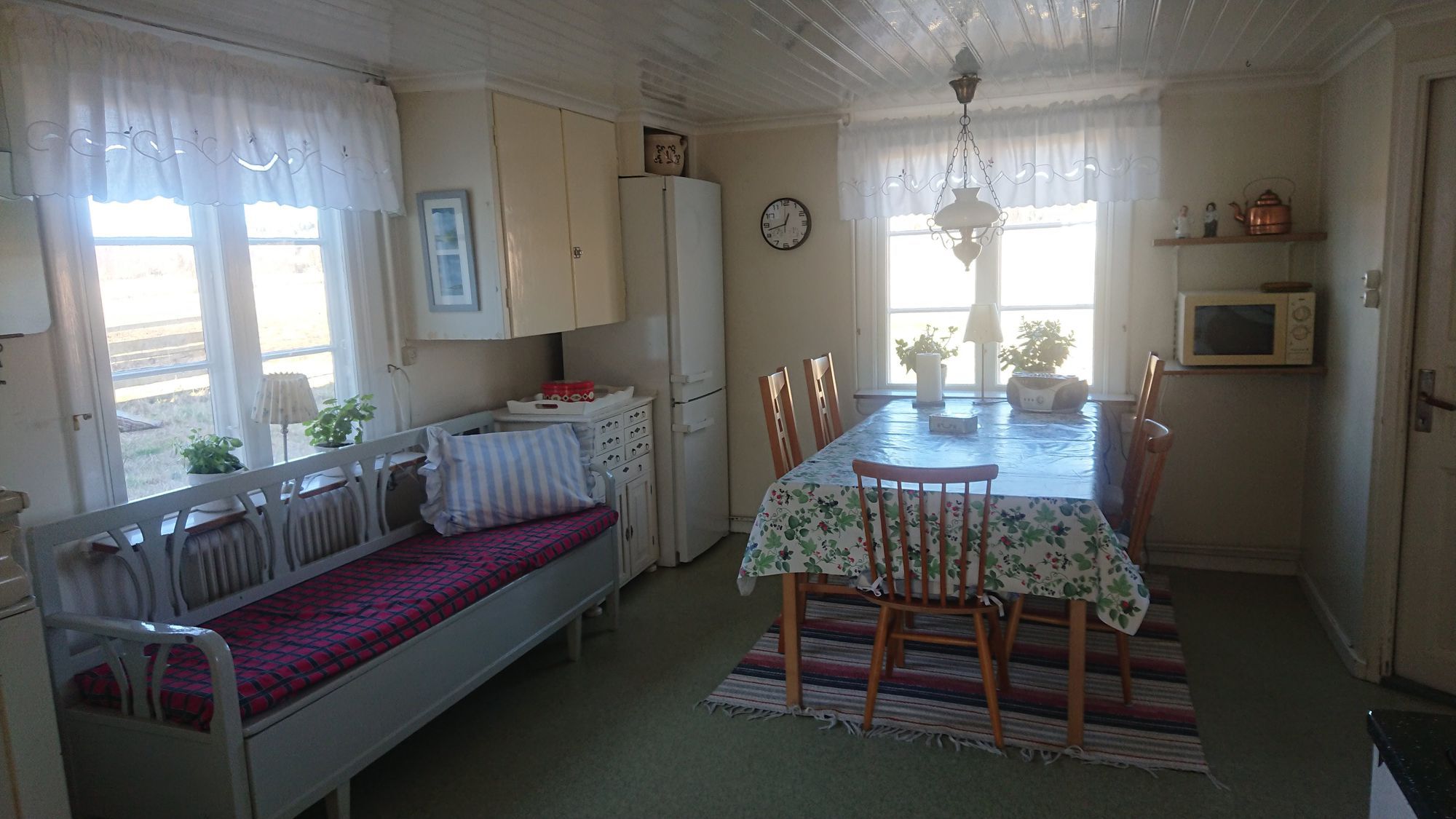 Trivsamt hus i lantlig miljö vid havet – bild 3 av 18