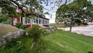 Hus vid sjö och egna bryggor