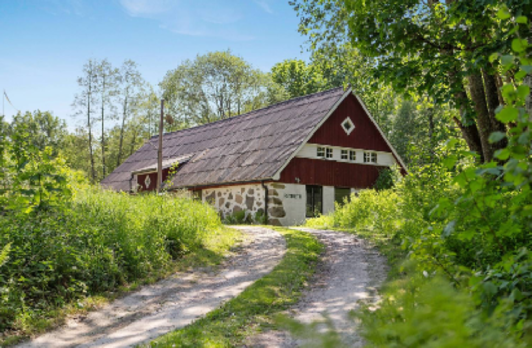 Sjönära 1800-tals hus i skogsmiljö