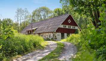 Sjönära 1800-tals hus i skogsmiljö