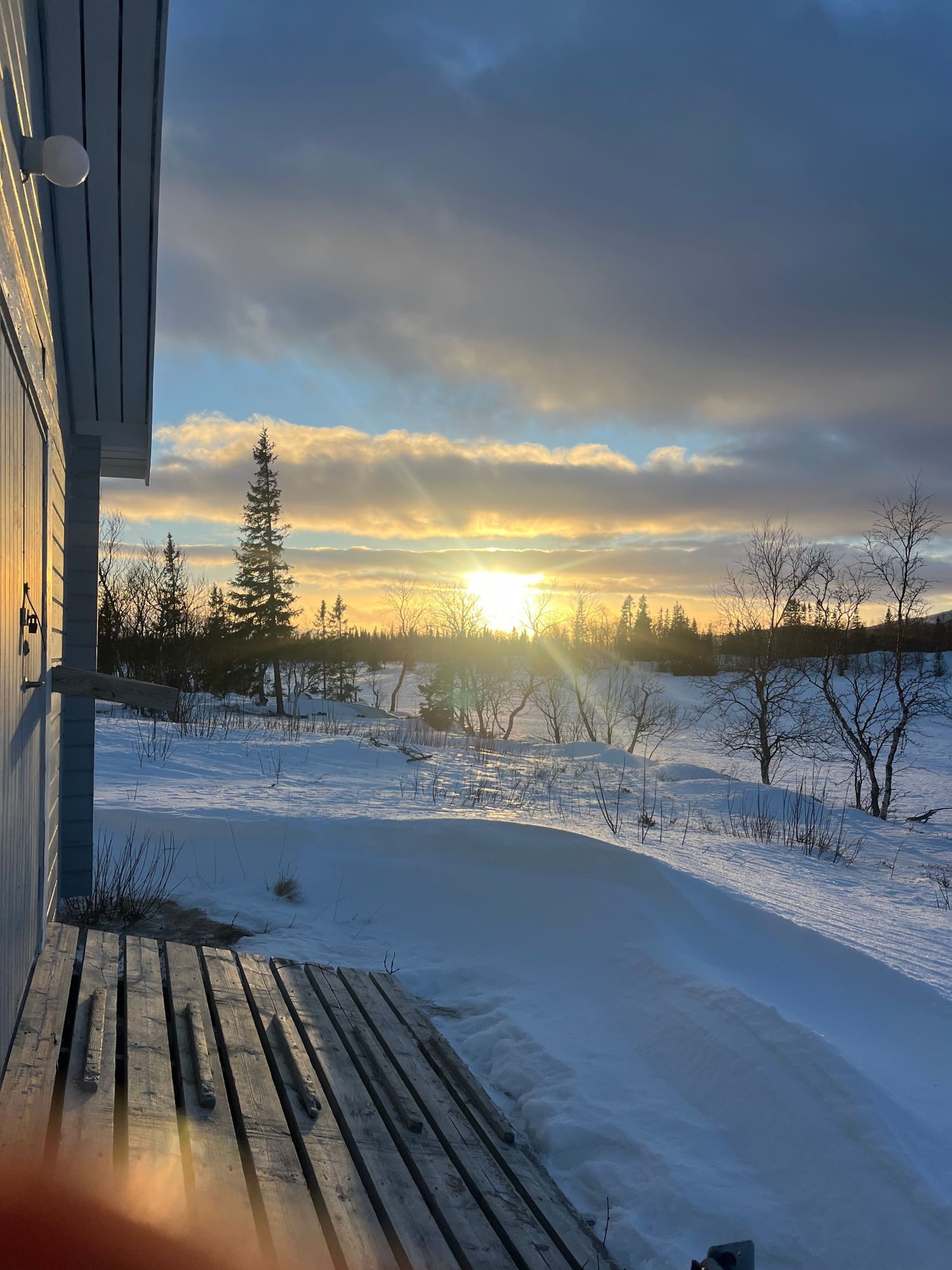 Stuga med fjäll- och sjöutsikt, bastu, och kamin