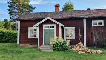 Krånggårdens gammelstuga uthyres dygns-/veckovis.