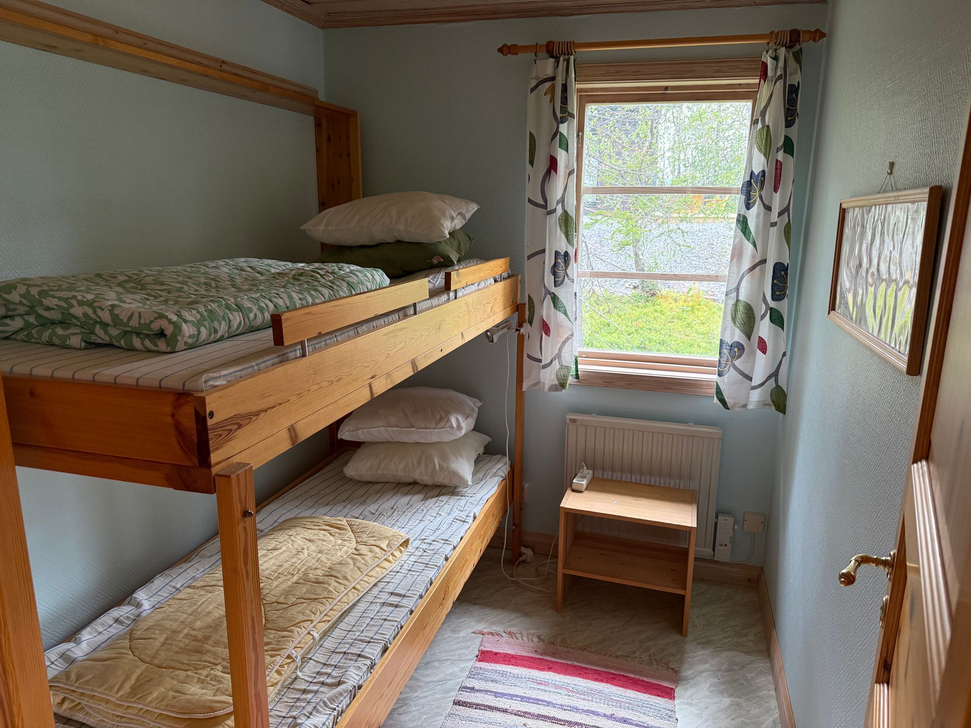 Stuga med fjäll- och sjöutsikt, bastu, och kamin – bild 8 av 24