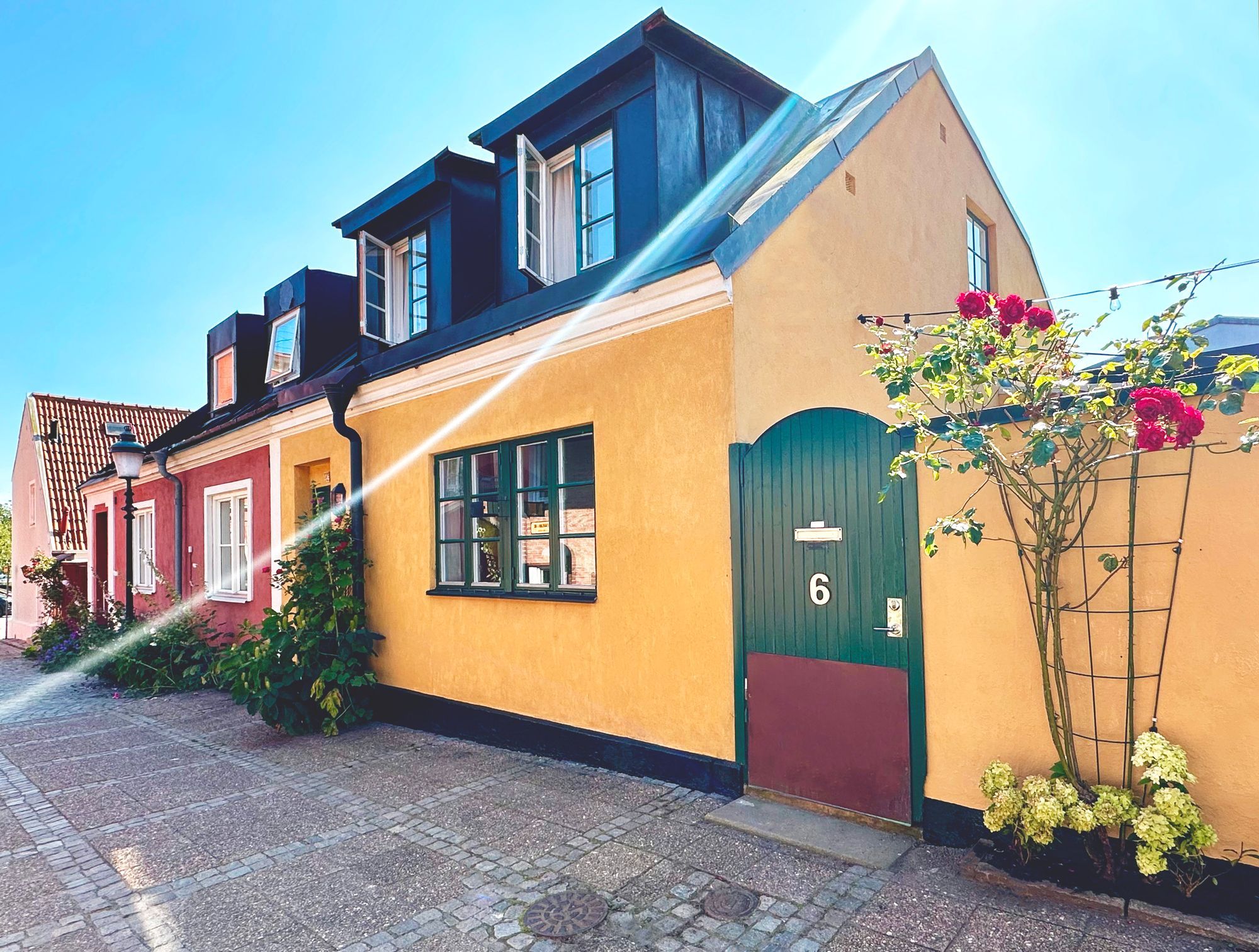 Charmigt gatuhus i centrala Ystad