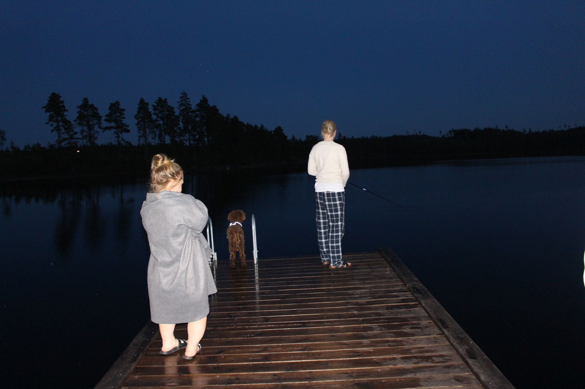 Sjötomt med brygga och båt – bild 17 av 24