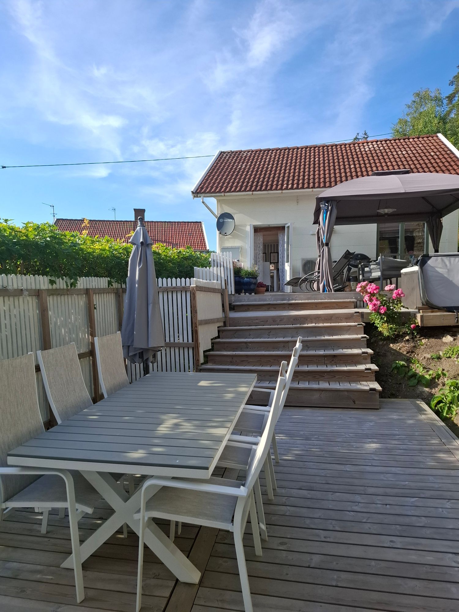 Mysig stuga med centraltläge nära havet – bild 3 av 19