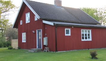 Röd stuga på landet