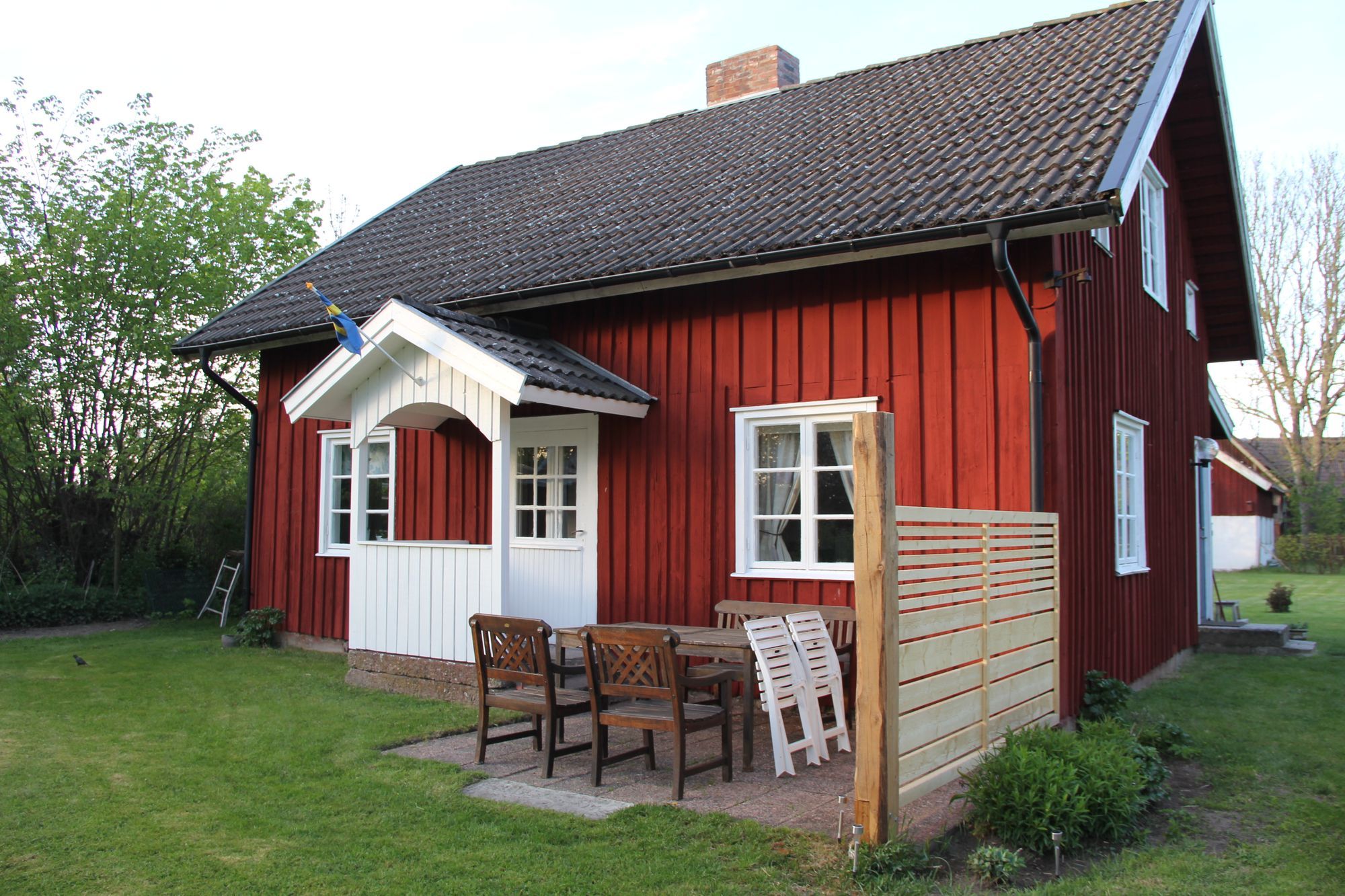 Röd stuga på landet – bild 2 av 13