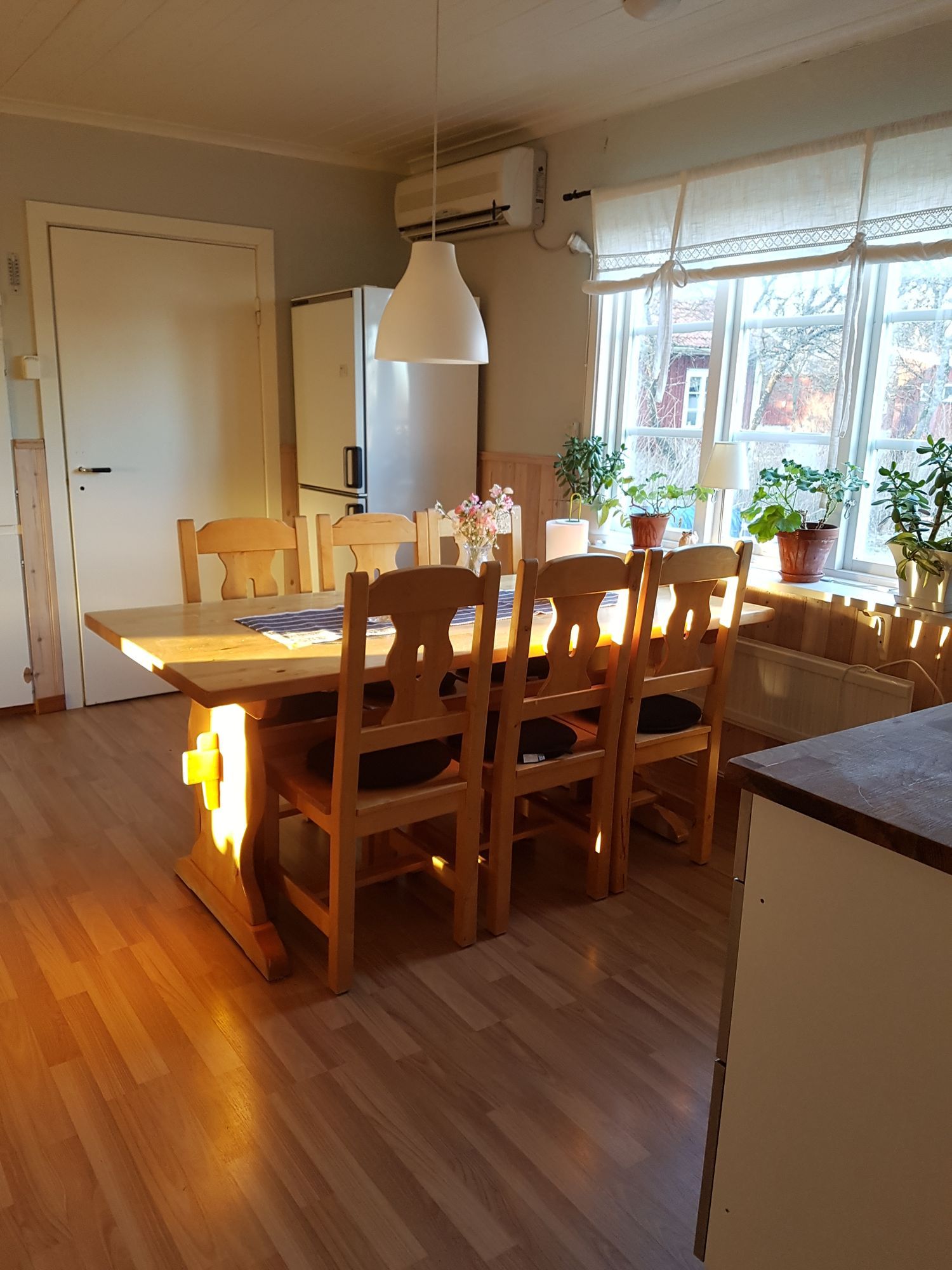 Röd stuga på landet – bild 5 av 13