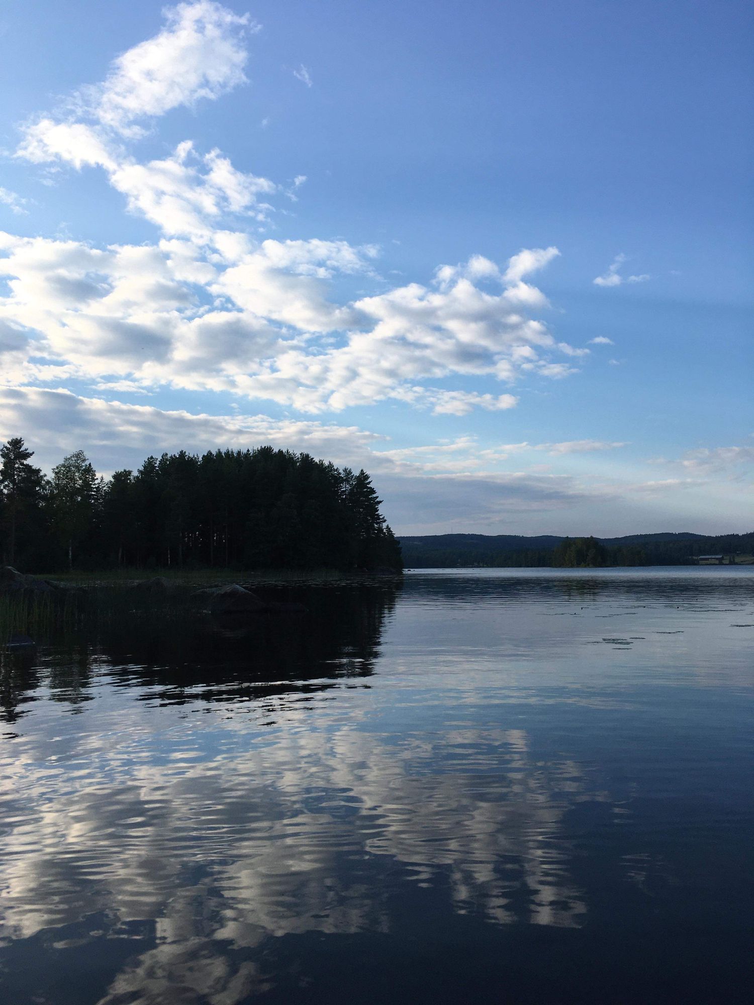 Stuga vid sjö – bild 15 av 18